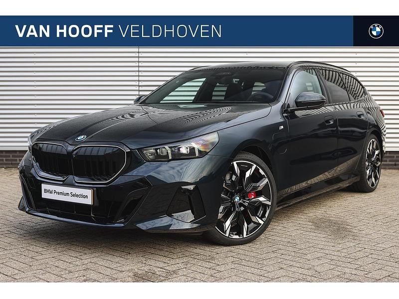 Groen Gebruikt 2025 BMW 550e M Sport Stationwagen | € 118.654 (Iets duurder) - Afbeelding 1/4