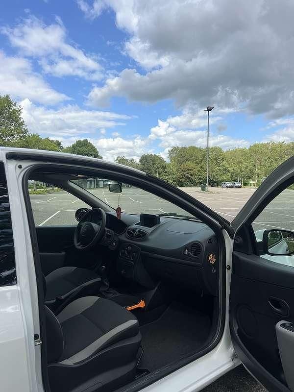 Occasion Renault Clio II 75 PK (55 kW) 2009 Wit Hatchback