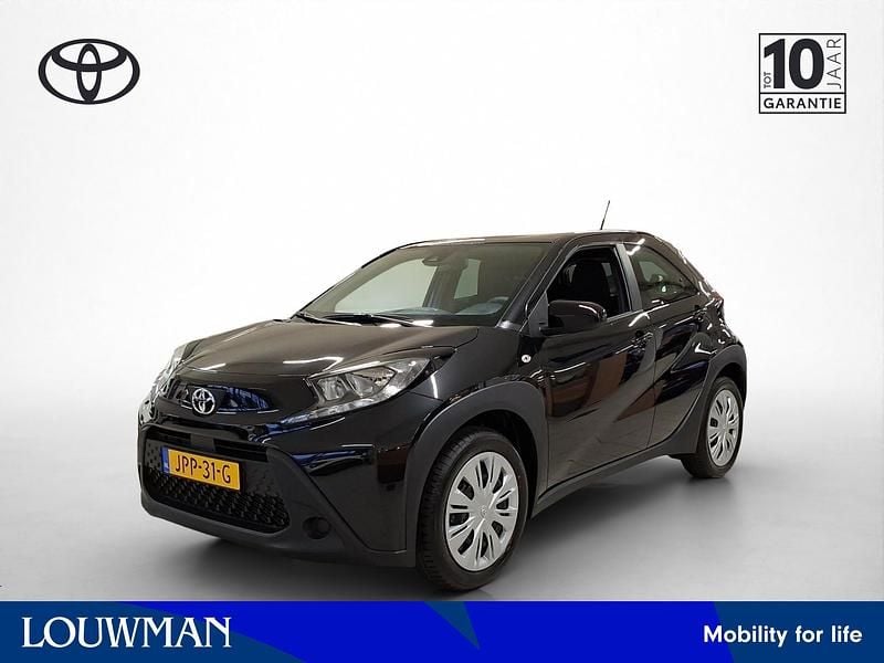 Zwart (metallic) Nieuw 2025 Toyota Aygo X Play SUV | € 20.395 (Eerlijke prijs) - Afbeelding 1/4