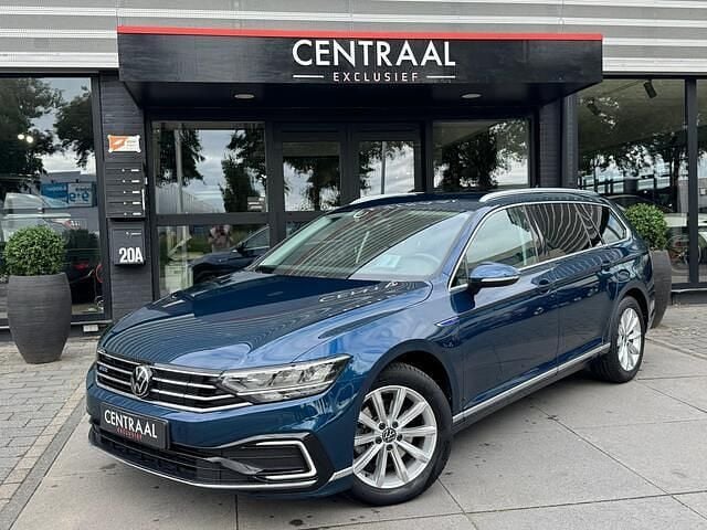 Blauw, metallic lak Gebruikt 2020 VW Passat Business Stationwagen | € 21.950 (Goede deal) - Afbeelding 1/4
