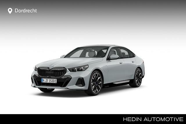 Grijs Nieuw 2026 BMW 550e M Sport Sedan | € 109.372 (Eerlijke prijs) - Afbeelding 1/4