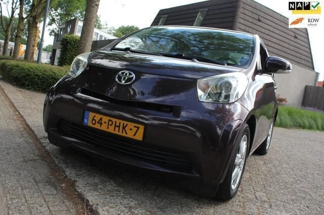 Paars Gebruikt 2011 Toyota iQ Comfort Hatchback | € 4.750 (Eerlijke prijs) - Afbeelding 1/4