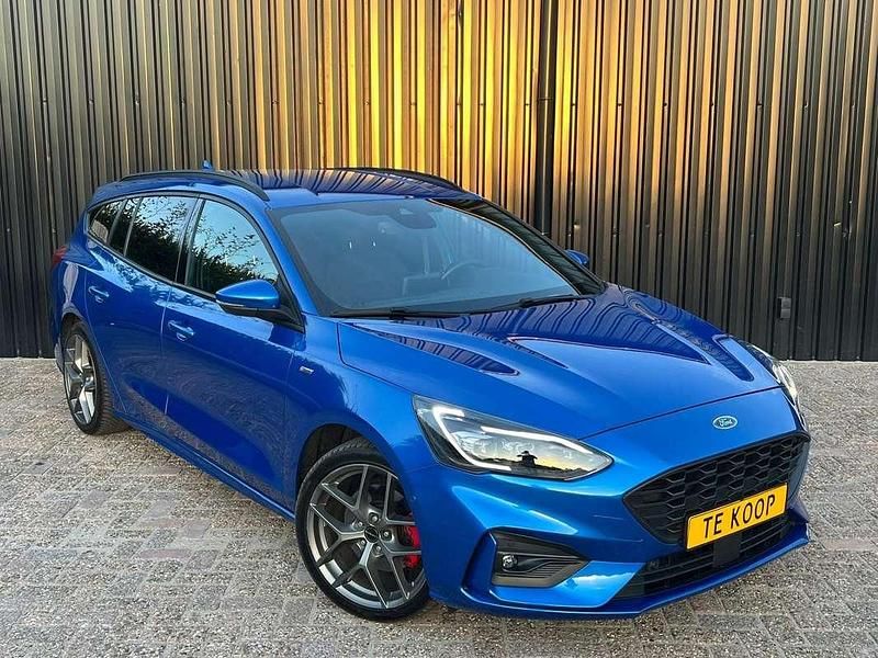 Blauw, metallic lak Occasion 2020 Ford Focus ST-Line Stationwagen | € 16.950 (Goede deal) - Afbeelding 1/4
