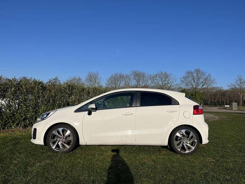 Wit Occasion 2015 Kia Rio MPV | € 6.750 (Eerlijke prijs) - Afbeelding 1/4