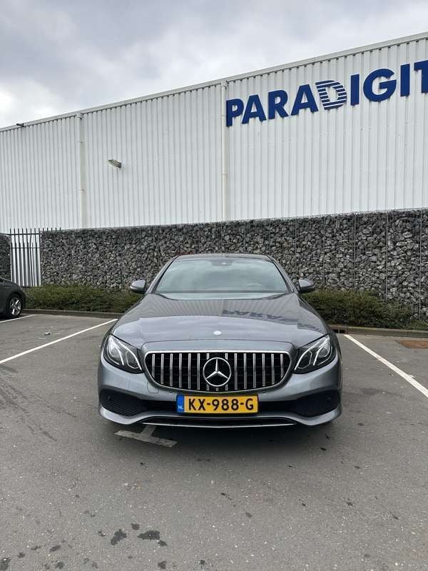 Grijs Gebruikt 2016 Mercedes E350 Edition Sedan | € 23.000 (Goede deal) - Afbeelding 1/4