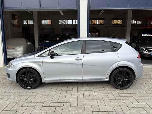 Grijs Gebruikt 2011 Seat Leon Hatchback | € 2.899 (Eerlijke prijs) - Afbeelding 1/4