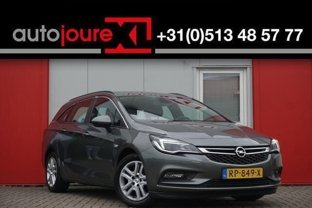 Grijs, metallic lak Gebruikt 2018 Opel Astra Business Stationwagen | € 5.999 (Goede deal) - Afbeelding 1/4