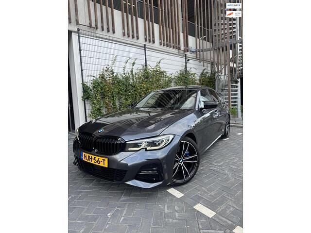 Grijs Gebruikt 2019 BMW 330 M Sport Sedan | € 29.700 (Eerlijke prijs) - Afbeelding 1/4