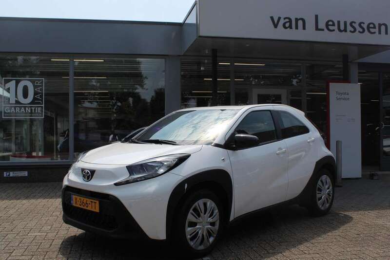 Wit Gebruikt 2024 Toyota Aygo Play Hatchback | € 17.740 (Eerlijke prijs) - Afbeelding 1/4