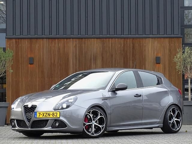 Grijs Gebruikt 2014 Alfa Romeo Giulietta Hatchback | € 13.995 (Eerlijke prijs) - Afbeelding 1/4