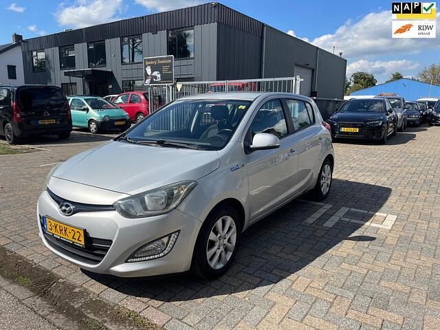 Grijs Gebruikt 2013 Hyundai i20 Hatchback | € 5.749 (Eerlijke prijs) - Afbeelding 1/4