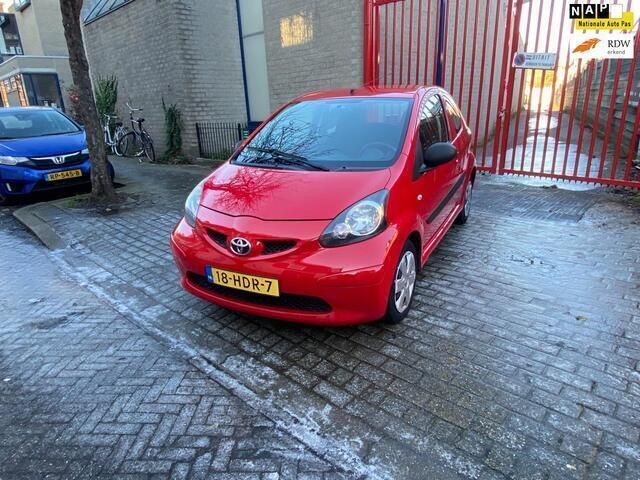 Rood Gebruikt 2008 Toyota Aygo Hatchback | € 2.850 (Eerlijke prijs) - Afbeelding 1/4