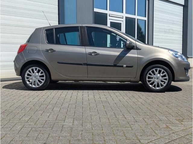 Occasion Renault Clio II Collection 101 PK (74 kW) 2009 Beige Hatchback