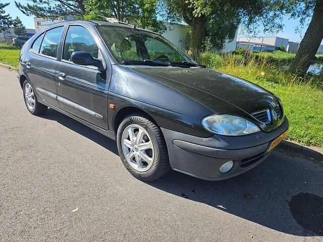 Zwart Gebruikt 2001 Renault Mégane Dynamique Hatchback | € 750 (Super prijs) - Afbeelding 1/4