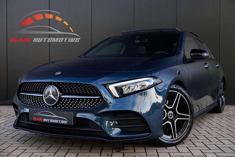 Blauw Gebruikt 2022 Mercedes A180 AMG line Hatchback | € 31.450 (Eerlijke prijs) - Afbeelding 1/4