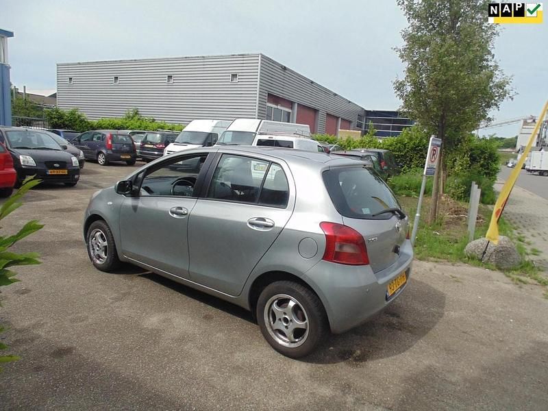 Grijs Gebruikt 2006 Toyota Yaris Sol Hatchback | € 2.499 (Eerlijke prijs) - Afbeelding 1/4