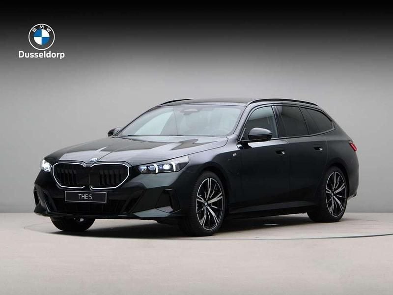 Groen Nieuw 2025 BMW 530e Comfort Edition Stationwagen | € 91.267 (Eerlijke prijs) - Afbeelding 1/4