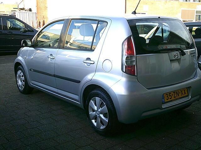 Occasion Daihatsu Sirion 91 PK (66 kW) 2008 Grijs (metallic) Hatchback