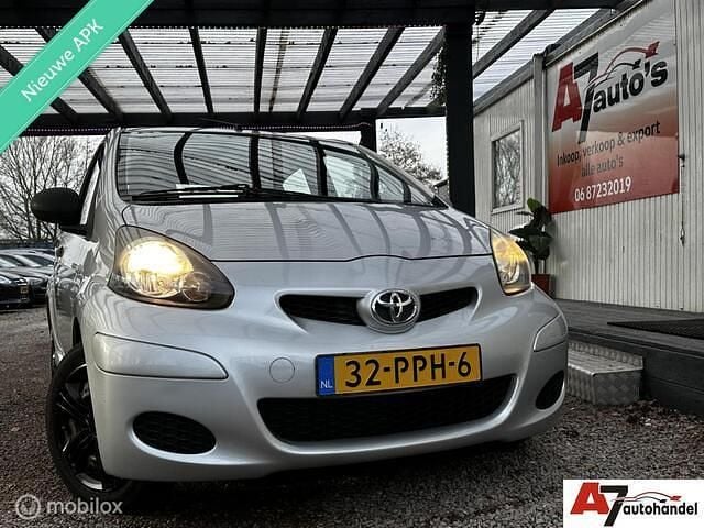 Grijs Occasion 2011 Toyota Aygo Cool Hatchback | € 2.499 (Goede deal) - Afbeelding 1/4