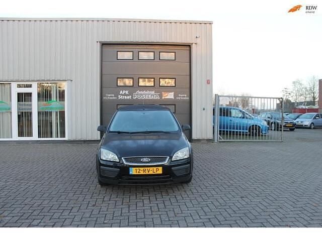 Zwart (metallic) Gebruikt 2005 Ford Focus Stationwagen | € 1.299 (Eerlijke prijs) - Afbeelding 1/4