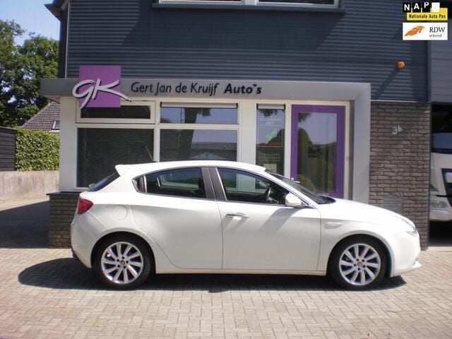 Wit Gebruikt 2014 Alfa Romeo Giulietta Distinctive Hatchback | € 11.450 (Eerlijke prijs) - Afbeelding 1/4