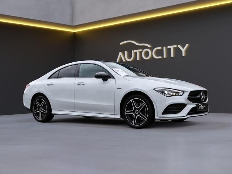 Wit Gebruikt 2021 Mercedes CLA250e AMG line Sedan | € 34.750 (Eerlijke prijs) - Afbeelding 1/4