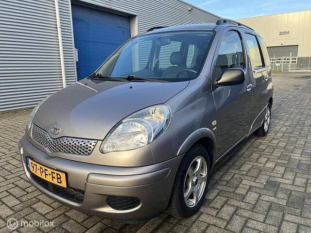 Grijs Occasion 2004 Toyota Yaris Verso Sol MPV | € 6.000 (Duur) - Afbeelding 1/4