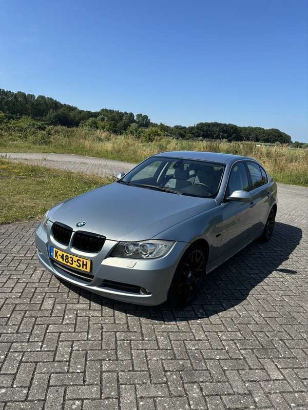 Grijs Gebruikt 2005 BMW 325 Sedan | € 6.495 (Goede deal) - Afbeelding 1/4