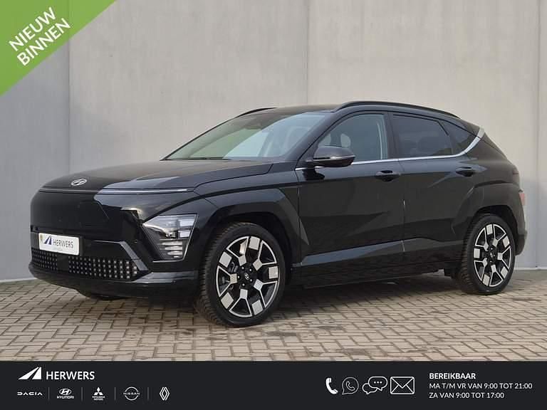 Abyss black metallic (a2b) Occasion 2023 Hyundai Kona Premium SUV | € 29.885 (Super prijs) - Afbeelding 1/4