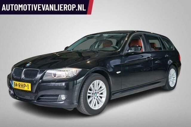 Zwart Gebruikt 2011 BMW 318 Luxury Line Stationwagen | € 6.995 (Eerlijke prijs) - Afbeelding 1/4