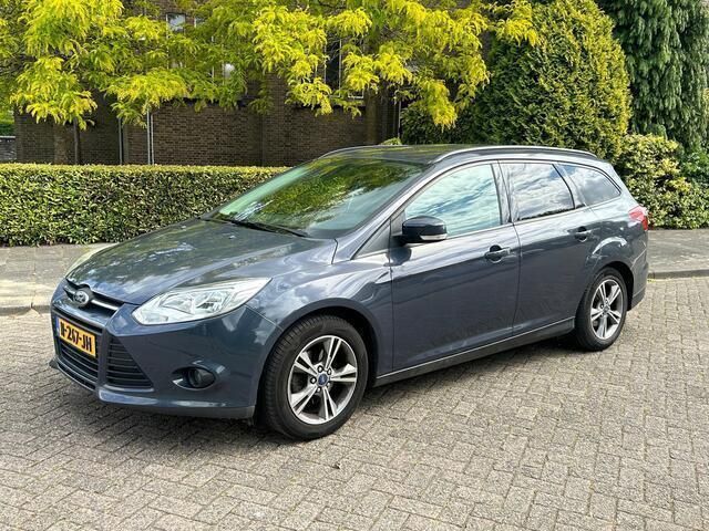 Grijs Gebruikt 2013 Ford Focus Titanium Stationwagen | € 2.950 (Super prijs) - Afbeelding 1/4