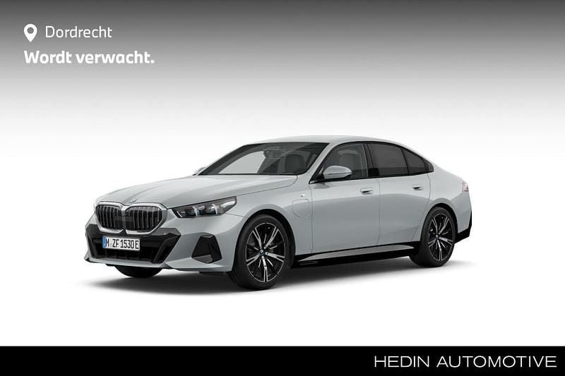 Grijs Gebruikt 2025 BMW 550e M Sport Sedan | € 84.895 (Super prijs) - Afbeelding 1/4