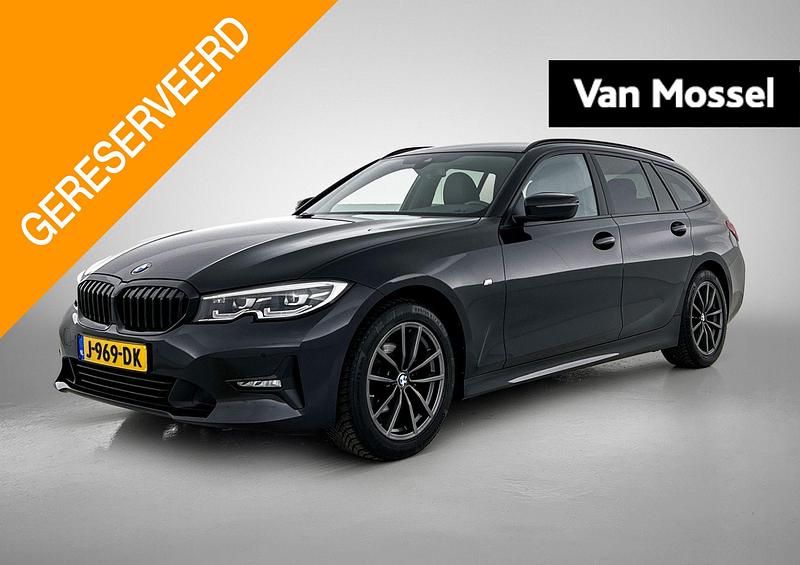 Zwart Gebruikt 2020 BMW 318 Executive Stationwagen | € 28.945 (Eerlijke prijs) - Afbeelding 1/4