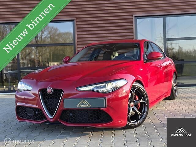Rood Gebruikt 2018 Alfa Romeo Giulia Super Sedan | € 26.950 (Eerlijke prijs) - Afbeelding 1/4