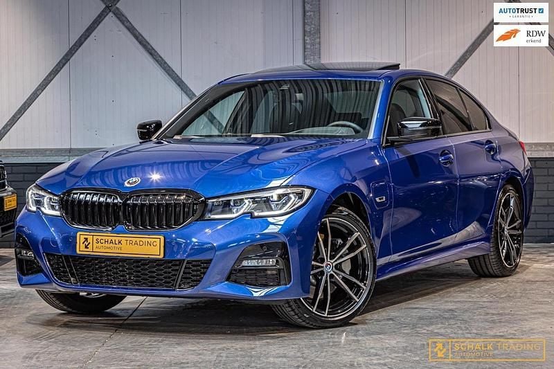 Blauw (metallic) Gebruikt 2022 BMW 330e M Sport Sedan | € 42.845 (Eerlijke prijs) - Afbeelding 1/4