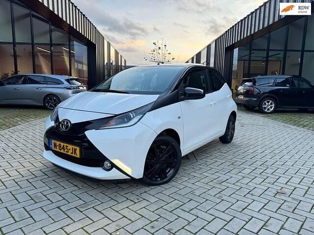 Wit Gebruikt 2017 Toyota Aygo X-play Hatchback | € 10.999 (Eerlijke prijs) - Afbeelding 1/4