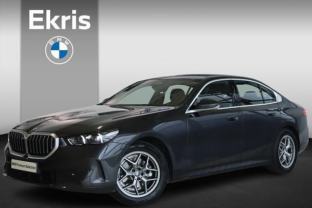 Grijs Gebruikt 2024 BMW 520 Sedan | € 52.695 - Afbeelding 1/4