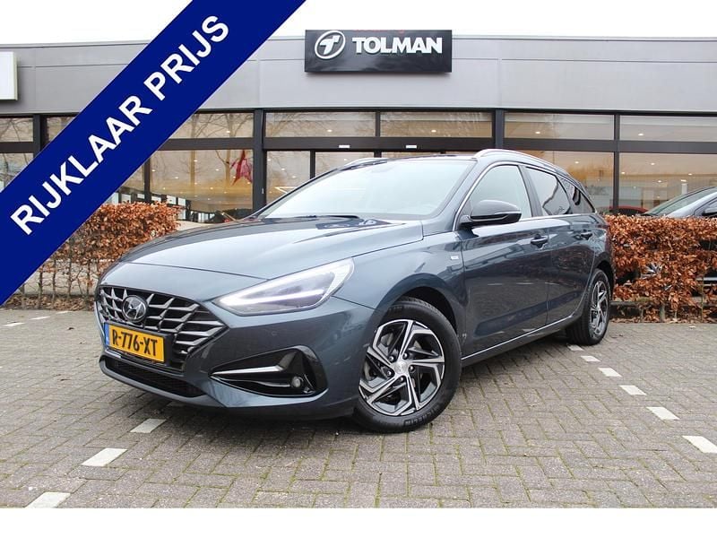 Blauw Gebruikt 2023 Hyundai i30 Premium Stationwagen | € 24.950 (Eerlijke prijs) - Afbeelding 1/4