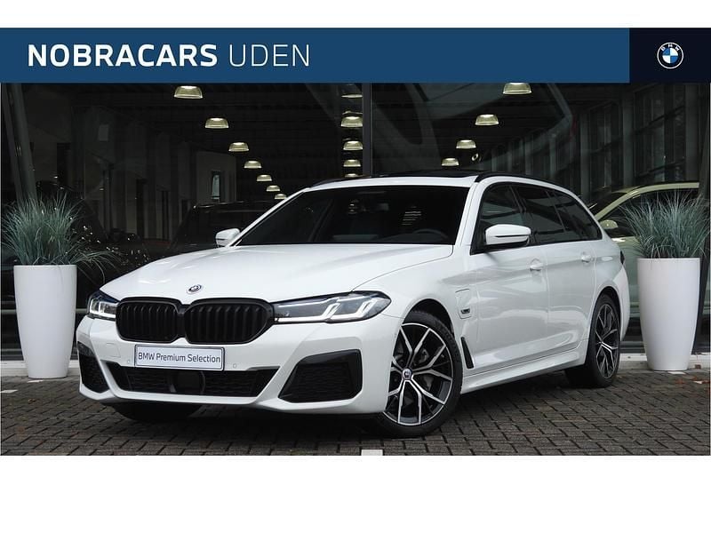 Wit Gebruikt 2022 BMW 530e Comfort Edition Stationwagen | € 44.950 (Iets duurder) - Afbeelding 1/4