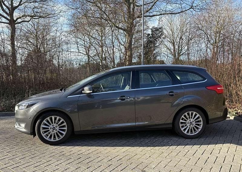 Grijs Occasion 2017 Ford Focus Titanium Stationwagen | € 7.500 (Eerlijke prijs) - Afbeelding 1/4