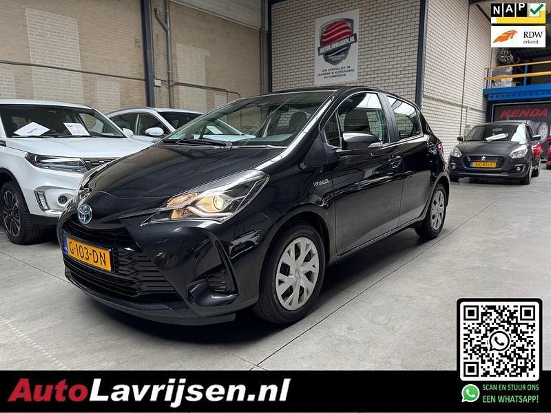 Zwart (metallic) Gebruikt 2019 Toyota Yaris Hybrid Active Hatchback | € 15.700 (Eerlijke prijs) - Afbeelding 1/4