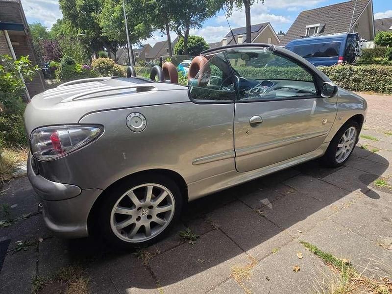 Zilver Gebruikt 2004 Peugeot 206 Cabriolet | € 2.000 (Eerlijke prijs) - Afbeelding 1/4