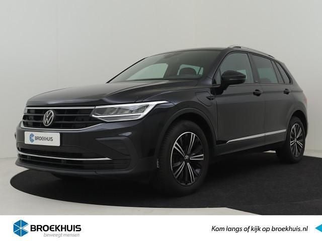 Zwart Gebruikt 2022 VW Tiguan SUV | € 29.695 (Super prijs) - Afbeelding 1/4