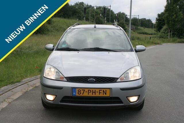 Grijs Gebruikt 2004 Ford Focus Futura Stationwagen | € 1.499 (Eerlijke prijs) - Afbeelding 1/4