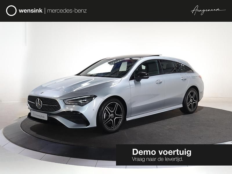 Zwart, metallic lak Gebruikt 2025 Mercedes CLA180 Shooting Brake AMG line Stationwagen | € 49.900 - Afbeelding 1/4