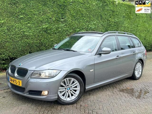 Grijs Occasion 2010 BMW 320 Executive Stationwagen | € 8.000 (Duur) - Afbeelding 1/4