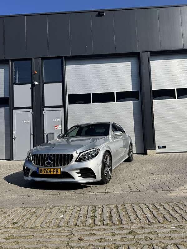 Grijs Gebruikt 2020 Mercedes C200 AMG Sedan | € 28.950 (Eerlijke prijs) - Afbeelding 1/4