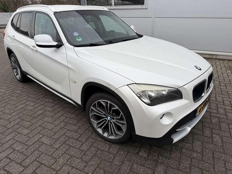 Wit Occasion 2010 BMW X1 SUV | € 8.440 (Eerlijke prijs) - Afbeelding 1/4