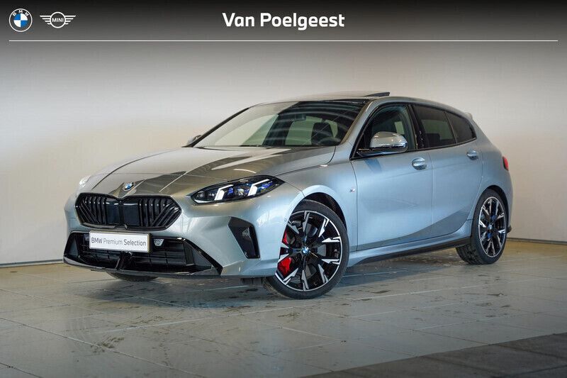 Skyscraper grey metallic (grijs metallic) Gebruikt 2024 BMW 120 M Sport Hatchback | € 41.895 - Afbeelding 1/4