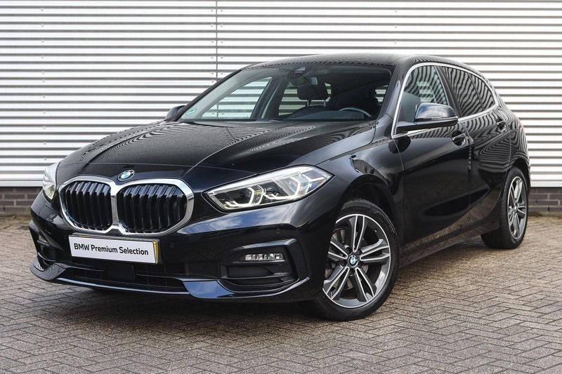 Zwart Gebruikt 2023 BMW 118 Sport Line Hatchback | € 26.950 (Goede deal) - Afbeelding 1/4